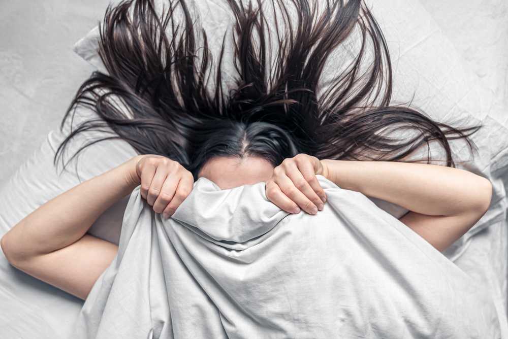 Bahaya! Ini Alasan Moms Harus Hindari Tidur dengan Rambut Basah